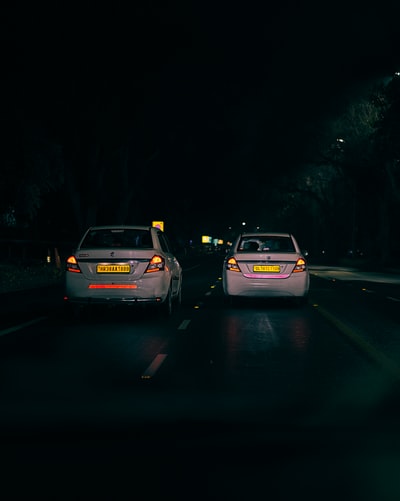 白色的汽车在夜间道路
